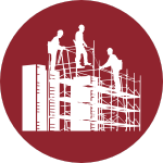 Icône circulaire rouge avec trois ouvriers travaillant sur un échafaudage, symbolisant la construction et le travail en hauteur.